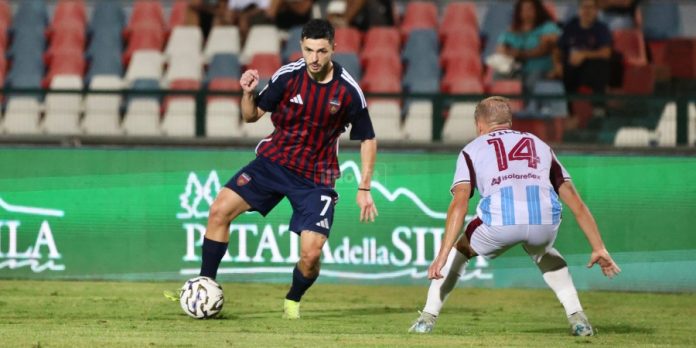 Cannavò durante Cosenza-Salernitana (foto Michele De Marco)