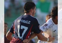Ennesimo scivolone del Cosenza: niente lutto al braccio per Padre Fedele Cosenza a Monopoli senza il lutto al braccio per ricordare Padre Fedele (foto Andrea Rosito)