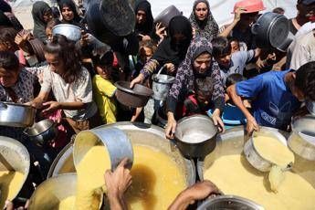 Gaza, al Jazeera: “Altri tre morti per fame”. Famiglie ostaggi ancora in protesta