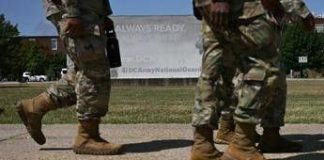 Guardia Nazionale dispiegata a Washington dopo l’ordine di Trump, truppe in città