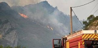 Maxi incendio nel sud della Francia, è massima allerta: donna morta nell’Aude