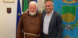 Il Sindaco Franz Caruso in visita da Padre Fedele. “Il mio abbraccio è l’abbraccio di Cosenza” Padre Fedele e il Sindaco Franz Caruso in una foto d'archivio