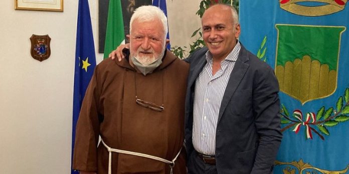 Padre Fedele e il Sindaco Franz Caruso in una foto d'archivio