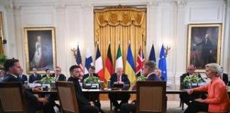Trump, il quadro e i cappelli: presidente e guida turistica per i leader
