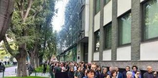 Armani, alla camera ardente ancora lunga fila per l’ultimo saluto