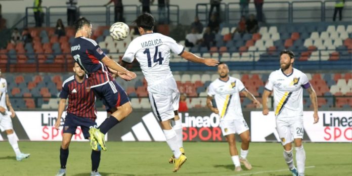 Cannavò dà il via alla goleada del Cosenza (foto Francesco Farina)