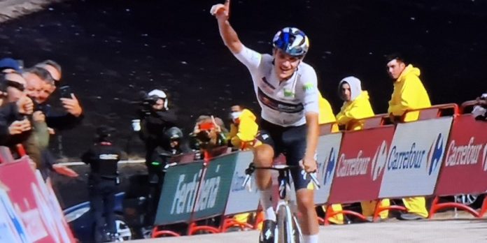 Ciclismo, Vuelta è finalmente Italia con Pellizzari che trionfa nella 17ª tappa