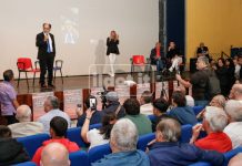 Faccia a faccia storico a Cosenza tra tifosi, imprenditori e Guarascio che ribadisce “la volontà di vendere” Cosenza, faccia a faccia tra Guarascio, tifosi e Imprenditori Ribadisco la volontà di vendere (Foto: Francesco Farina)