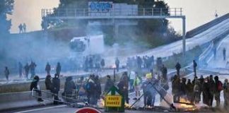 Francia, migliaia in piazza per ‘Blocchiamo tutto’: disagi al traffico e almeno 75 fermi