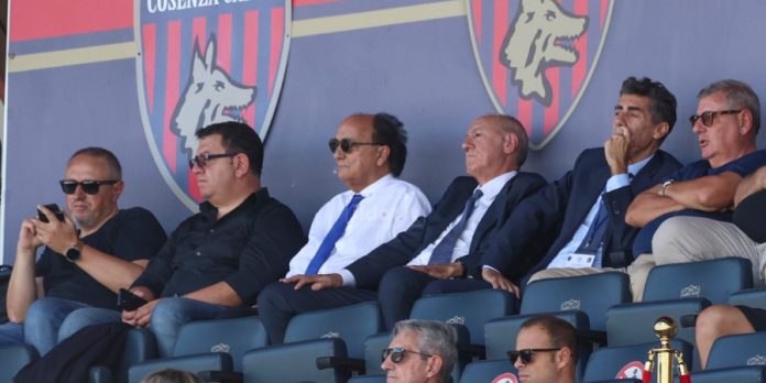 Guarascio in tribuna assiste a Cosenza-Catania (foto Michele De Marco)