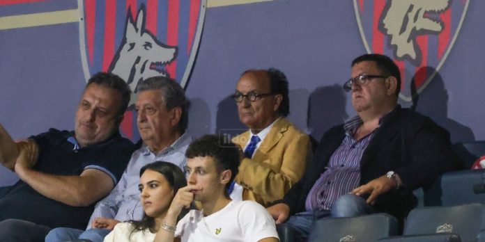 Guarascio in tribuna vip assiste a Cosenza-Salernitana (foto Michele De Marco) Guarascio in tribuna vip assiste a Cosenza-Salernitana (foto Michele De Marco)