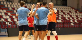 Futsal: il pre campionato della Pirossigeno Cosenza parte con 5 reti al Città di Acri I lupi della Pirossigeno Cosenza si danno il cinque dopo un gol (foto Michele De Marco)