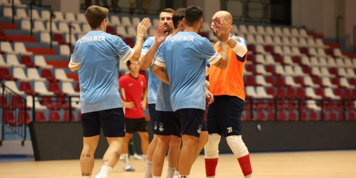 I lupi della Pirossigeno Cosenza si danno il cinque dopo un gol (foto Michele De Marco)
