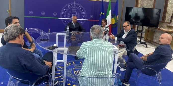 Il Club cronisti calabresi Antonino Catera dal sindaco di Cosenza, Franz Caruso Il Club cronisti calabresi Antonino Catera dal sindaco di Cosenza, Franz Caruso