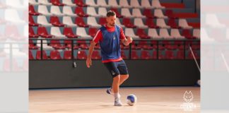 Futsal, la Pirossigeno Cosenza guarda al debutto tra le mura amiche Il capitano rossoblù Paride Marchio in allenamento (foto Michele De Marco)