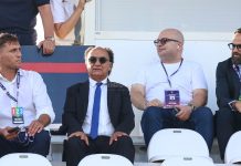 Cronisti vs Cosenza calcio, protesta a oltranza: “Accettiamo solo un confronto con Guarascio” La dirigenza del Cosenza assiste al derby con il Crotone (foto Michele De Marco)