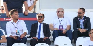 Cronisti vs Cosenza calcio, protesta a oltranza: “Accettiamo solo un confronto con Guarascio” La dirigenza del Cosenza assiste al derby con il Crotone (foto Michele De Marco)