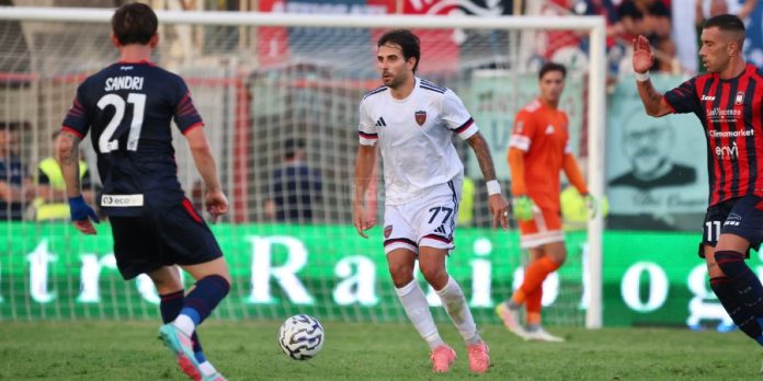 Langella durante Crotone-Cosenza (foto Michele De Marco)