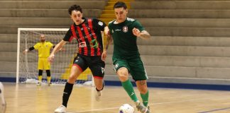 Futsal, Coppa della Divisione: Acri battuto, Pirossigeno Cosenza al turno successivo Lo Cicero controllato da Frassetti (foto Michele De Marco)