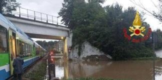 Maltempo, tragedia sfiorata in Lombardia. Si apre voragine nel Lecchese, treno bloccato a pochi metri