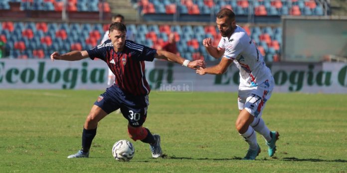 Mazzocchi controllato da Martic in Cosenza-Catania (foto Michele De Marco)