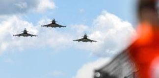 Regno Unito schiera i caccia in Polonia, Mosca accusa la Nato: “E’ in guerra con Russia”