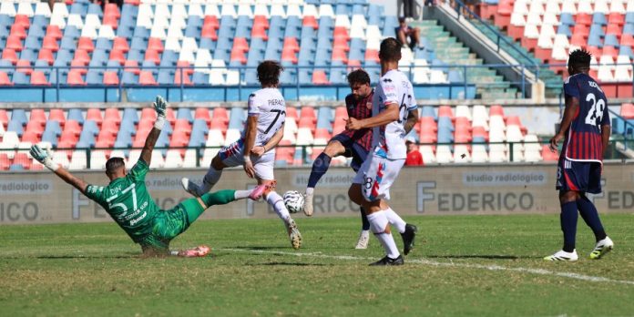 Ricciardi sblocca Cosenza-Catania (foto Michele De Marco)