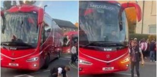 Tifoso del Crystal Palace si allaccia la scarpa e blocca… il pullman del Liverpool