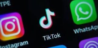 TikTok, Francia verso il bando per i minori: “È tossico e crea dipendenza”