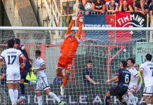 Crotone-Cosenza 0-0, le pagelle dei rossoblù. Vettorel si riscatta Vettorel in uscita, migliore dei lupi in Crotone-Cosenza (foto Michele De Marco)