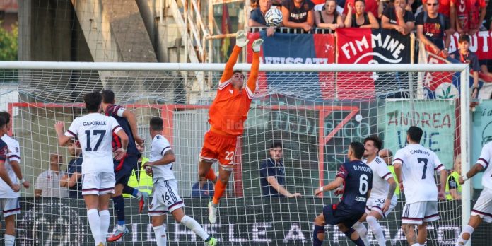 Vettorel in uscita, migliore dei lupi in Crotone-Cosenza (foto Michele De Marco)