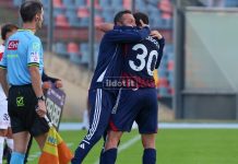 L'abbraccio tra Mazzocchi e Buscè (foto Michele De Marco)