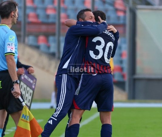 Cosenza verso i playoff, organico quasi al completo per Buscè L'abbraccio tra Mazzocchi e Buscè (foto Michele De Marco)