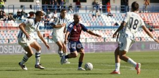Cosenza, che beffa: Simonetto al 92′ regala la vittoria all’Atalanta U23 Cosenza, che beffa Simonetto al 92' regala la vittoria all'Atalanta U23 (Foto: Francesco Farina)