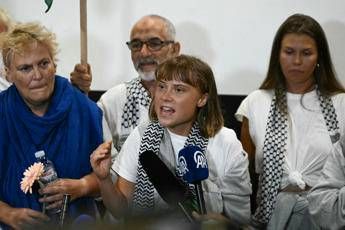 Flotilla, altri 161 attivisti espulsi da Israele. Media: “Netanyahu ordinò attacchi, droni da sottomarino”