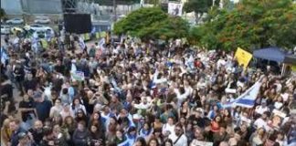 Hamas ha rilasciato i primi 7 ostaggi, consegnati alla Croce rossa