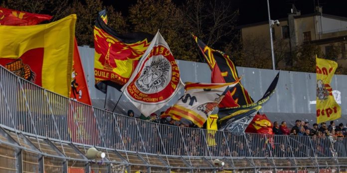 I tifosi giallorossi a Mantova (foto pagina Facebook US Catanzaro)