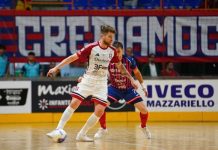 Futsal: sconfitta per la Pirossigeno Cosenza, alla Feldi Eboli il posticipo della 4ª giornata Il pivot rossoblù Trentin controllato da Selucio