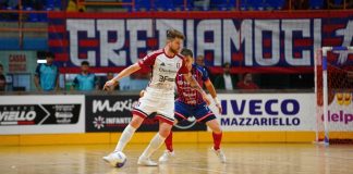 Futsal: sconfitta per la Pirossigeno Cosenza, alla Feldi Eboli il posticipo della 4ª giornata Il pivot rossoblù Trentin controllato da Selucio