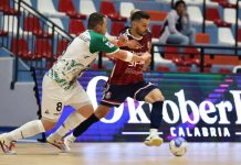 Futsal: sconfitta con tanti rimpianti per la Pirossigeno Cosenza nel debutto casalingo Marcelinho tenta di sfuggire ad un avversario (foto Michele De Marco)