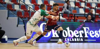 Futsal: sconfitta con tanti rimpianti per la Pirossigeno Cosenza nel debutto casalingo Marcelinho tenta di sfuggire ad un avversario (foto Michele De Marco)