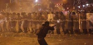 Perù, scontri a Lima dopo manifestazione contro nuovo governo: un morto e oltre 100 feriti