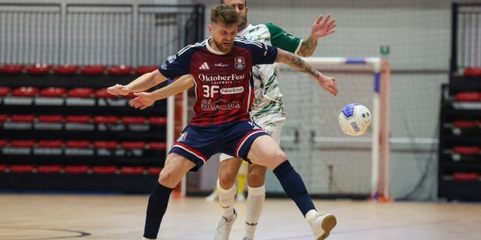 Trentin, pivot della Pirossigeno Cosenza nell'ultimo match casalingo (foto Michele De Marco)