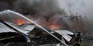 Ucraina, l’inviato di Putin in Usa: “Vicini a soluzione diplomatica”. Nuovi raid su Kiev