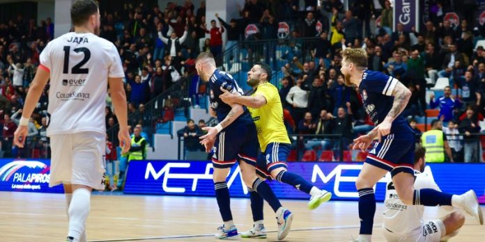 Bavaresco portato in trionfo dopo il gol decisivo (foto Michele De Marco)