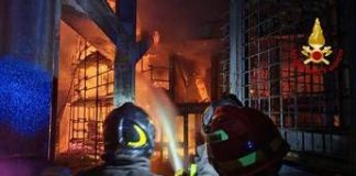 Catania, incendio in centro fieristico: la situazione oggi