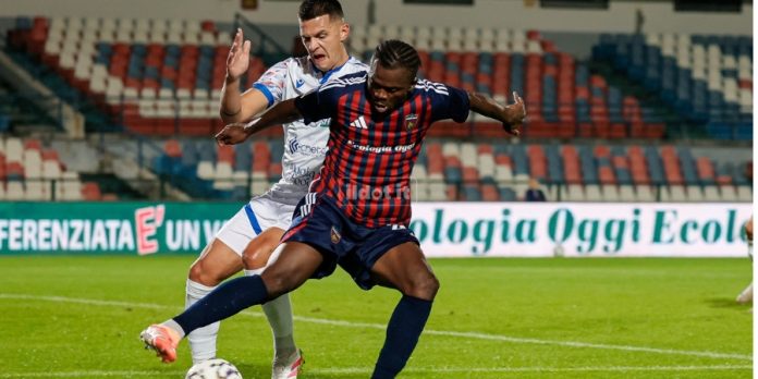 Kouan, altra partita egregia della mezzala rossoblù (foto Francesco Farina)