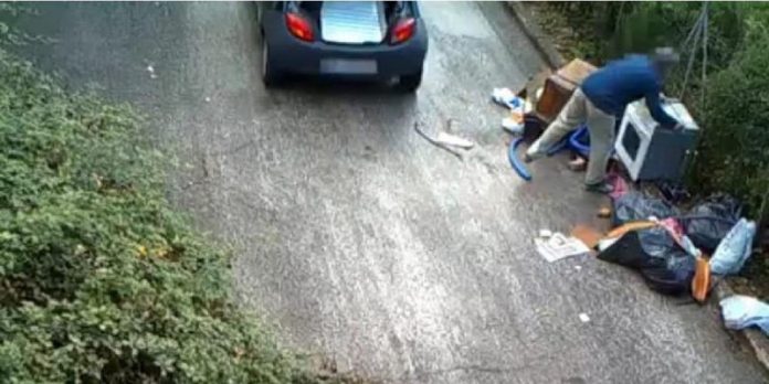 Decoro Urbano a Cosenza video trappole, prime sanzioni per chi abbandona i rifiuti