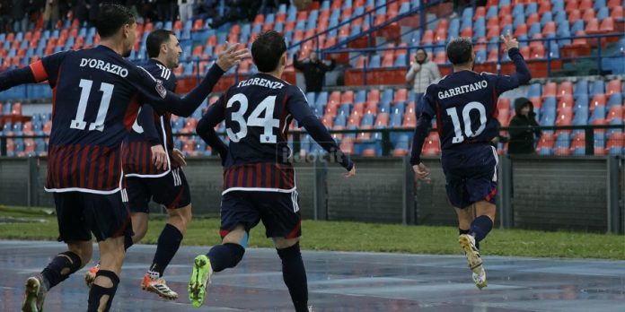 Garritano esulta dopo il rigore decisivo (foto Francesco Farina)