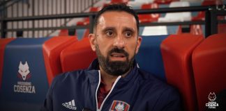 Pirossigeno Cosenza, la carica del vice allenatore Presta: “A Torino per fare una grandissima partita” Giuseppe Presta durante l'intervista (1)